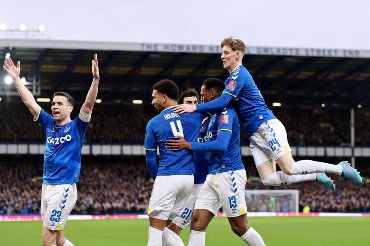 伯顿客场惨败埃弗顿，保级前景堪忧 